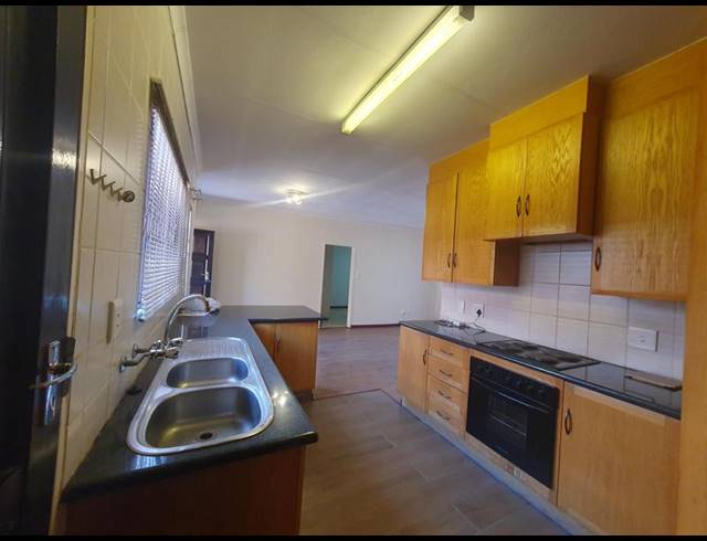2 BEDROOM TOWNHOUSE FOR SALE IN ROOIHUISKRAAL NORTH